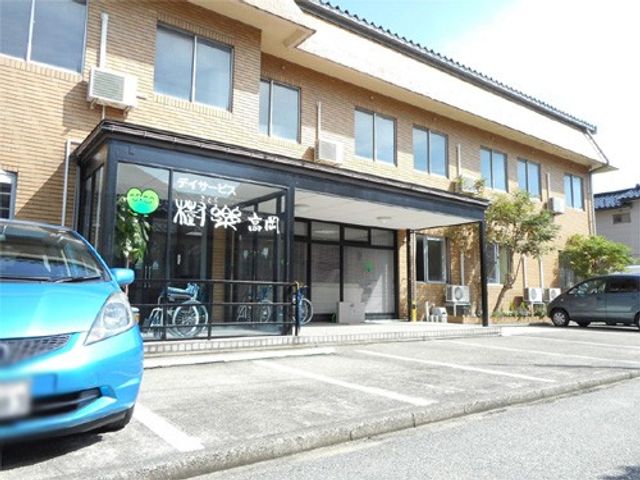 自転車が並ぶ外観