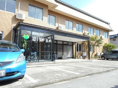 自転車が並ぶ外観