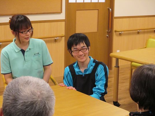 談笑するスタッフ