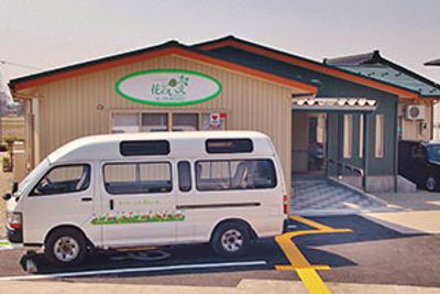 専用車両が停まっている建物外観