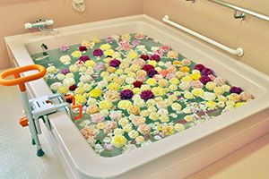 色とりどりの花が浮かぶ浴槽