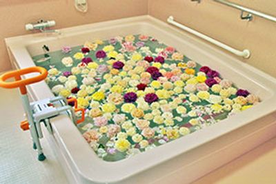 色とりどりの花が浮かぶ浴槽