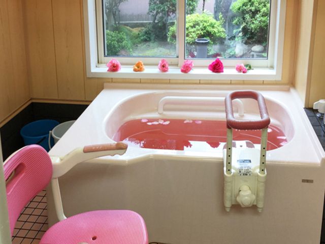 浴槽のある浴室 浴室 大きな窓から自然光が差し込む明るい空間です。快適なリラックスタイムを提供します。