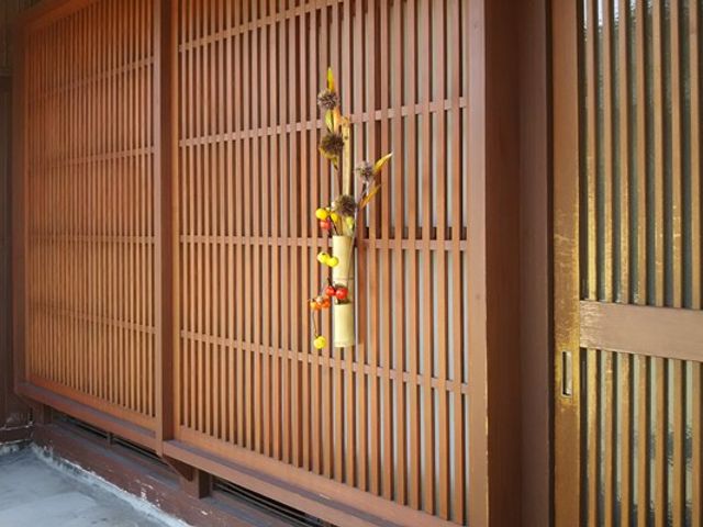 竹筒に差した花のある廊下 廊下 伝統的な竹細工の装飾で和の雰囲気を演出している廊下です。温かみのある空間が広がります。