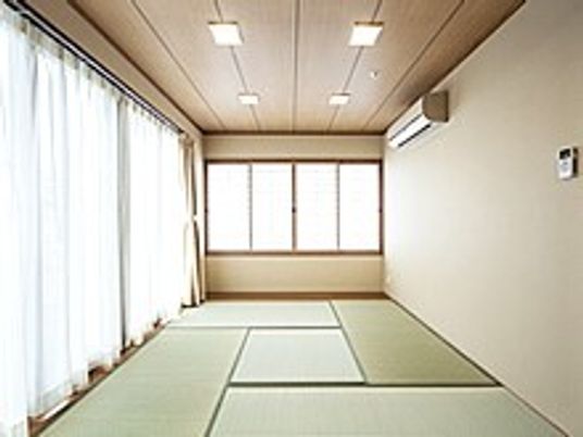 和室の明るい居室