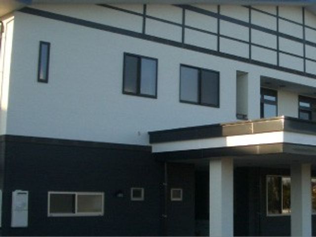 白い施設の外観 外観 現代的なデザインの建物です。広々としたエントランスが印象的で、入り口が明るく迎えてくれます。