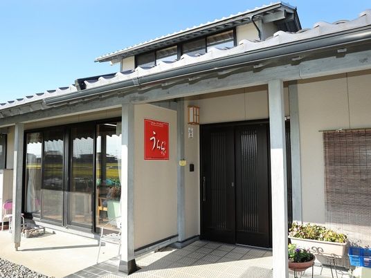 施設の玄関外観  