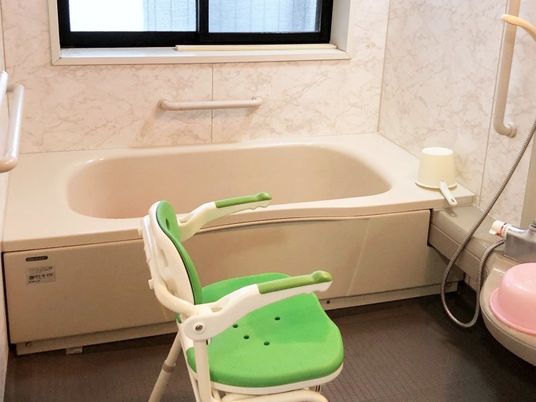 入浴用イスのある浴室  