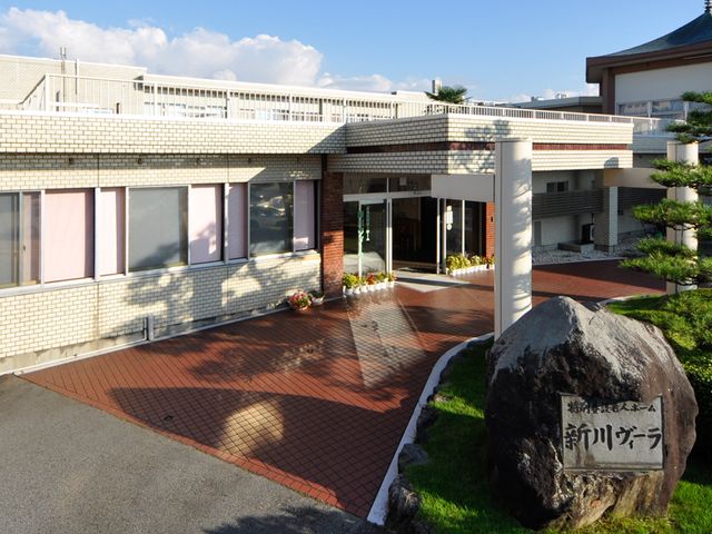開放感ある外観 外観 自然光が豊かに注ぐ施設の外観です。植栽が整備され、落ち着ける環境が整っています。