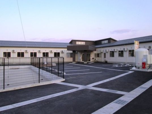 広々とした施設の外観