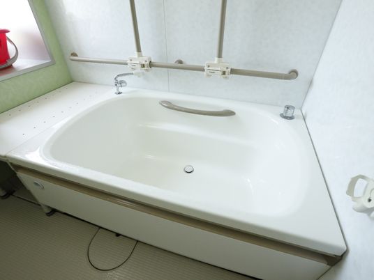 手すり付きのバスタブ