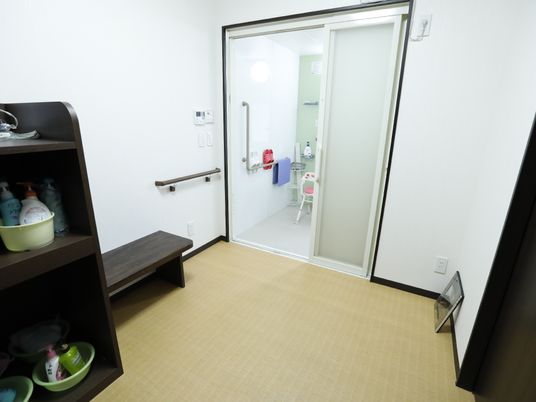 和室の入り口と浴室