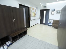 玄関ホールの明るい空間