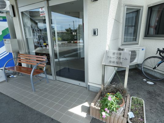 入口とベンチのエントランス