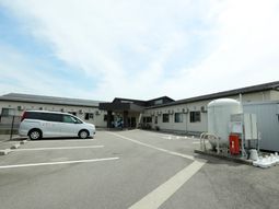 広々した施設の外観