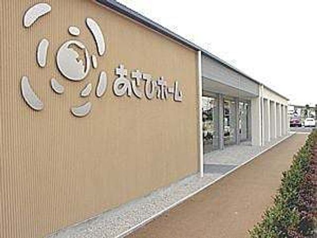 施設の外観の看板 外観  開放的な外観とシンプルなデザインが魅力の施設です。入口が広く、気軽に訪れることができます。