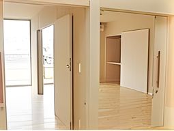 明るい居室のドア開口部