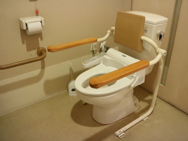 バリアフリートイレ設備 トイレ 手すり付きトイレは、すべての方が使いやすいよう設計されています。機能性を重視した清潔な空間で、安心してご使用いただけます。
