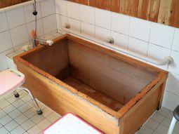 木製の浴槽と手すり