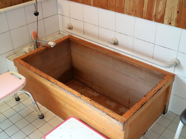 木製の浴槽と手すり
