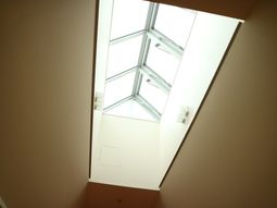 明るい天窓のある空間