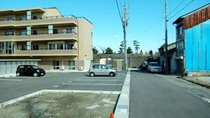 広い駐車場の外観