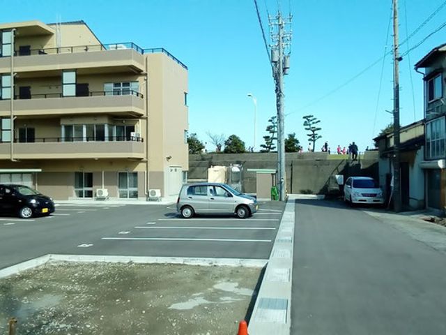 広い駐車場の外観 外観 広々とした駐車スペースが確保されており、車でのアクセスが便利です。