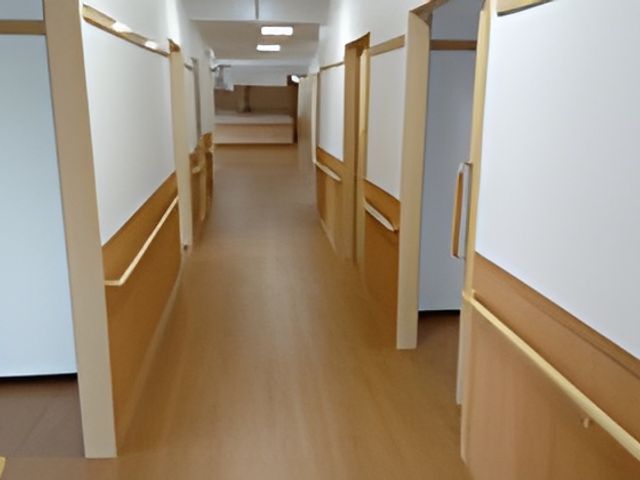 明るい廊下 廊下 長い廊下は両側に手すりが設置されており、移動が安心です。自然光も取り入れられています。