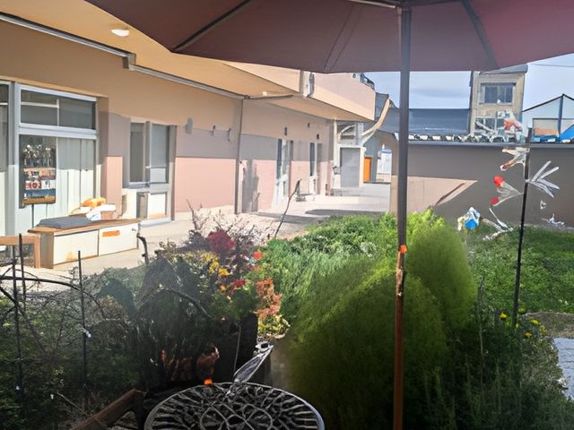庭の屋外席 庭 落ち着いた雰囲気の庭にあるテーブルと椅子は、リフレッシュに最適な空間です。