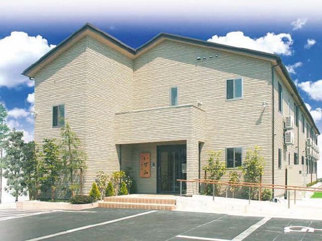 施設の外観です 外観   明るい色合いの建物外観です。入口まで段差が少なく、車椅子でも出入りしやすそうです。