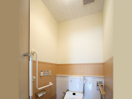 手すり付きの個室トイレ  