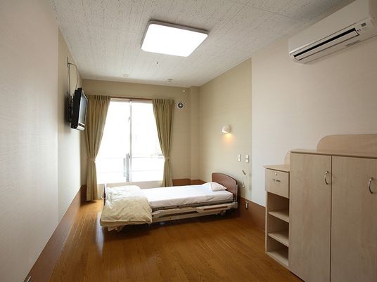 明るい居室のベッド