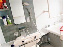 バリアフリー設計の浴室