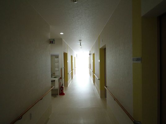 明るい清潔な廊下