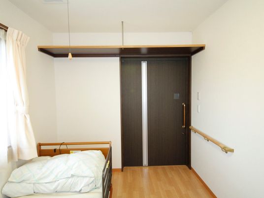 居室の扉とベッド