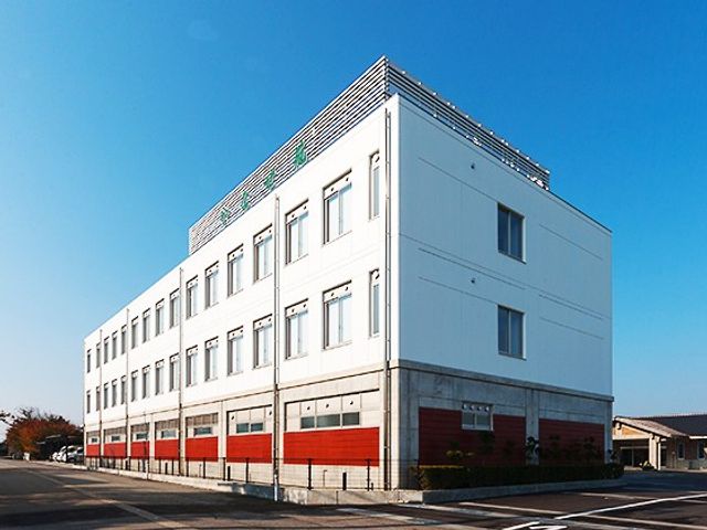 白い建物の外観  