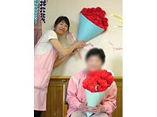 大きな花束を持つ人