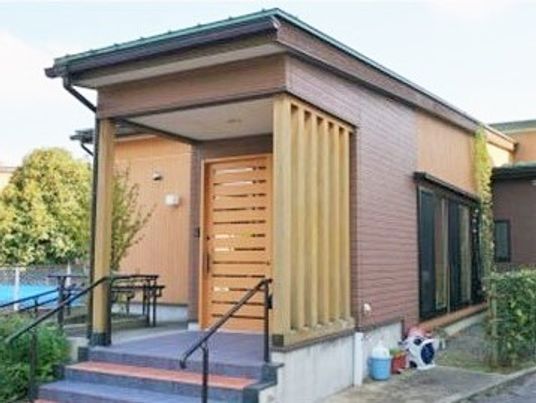 温かみのある施設の外観