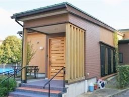 落ち着いた色合いの建物外観