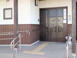 エントランス前の坂道