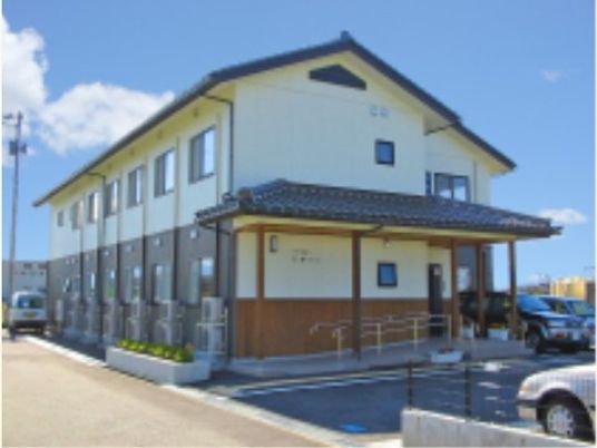 明るい施設の外観