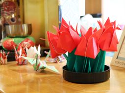 折り鶴が飾られた和室