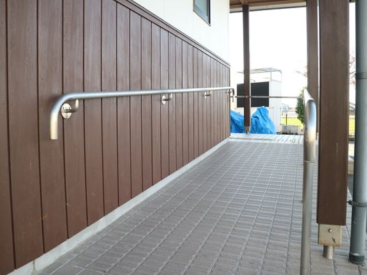 施設の外の通路