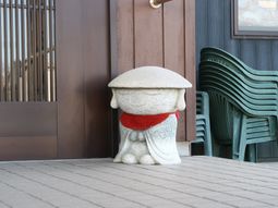 石像と椅子のあるエントランス