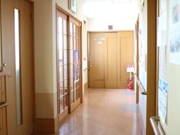 廊下の明るい風景