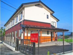 施設の明るい外観