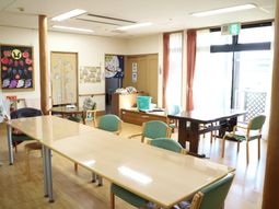 多目的室の明るい風景