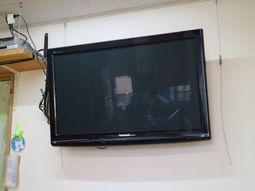 壁掛けテレビのある部屋