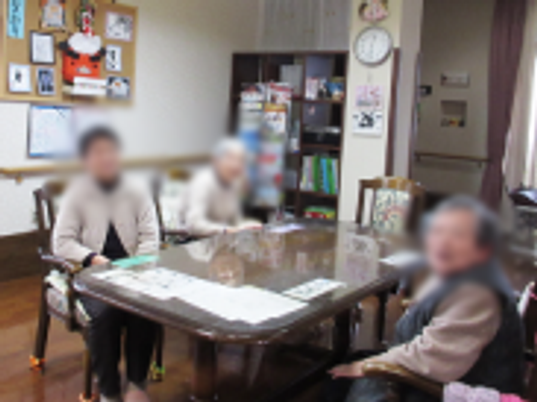 和やかな会話の洋室
