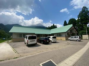 自然に囲まれた施設の外観